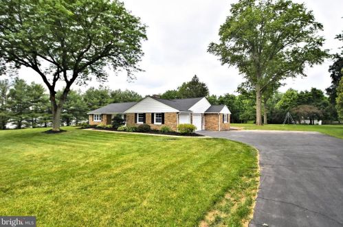 205 Maple Ave, Harleysville PA  19438-1710 exterior