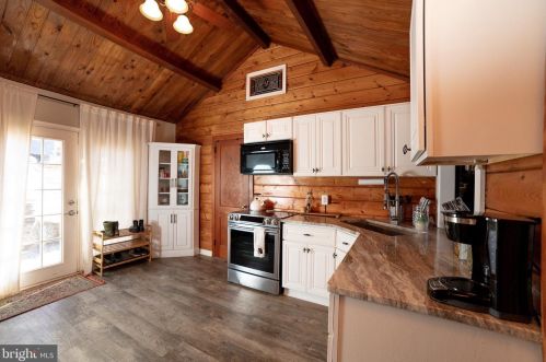 64 Luchase Rd, Linden, VA 22642-5858