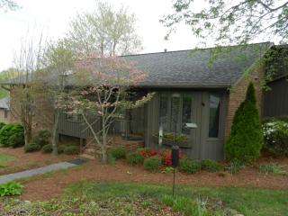 501 Ridgehaven Cir, Winston Salem, NC 27104-4433