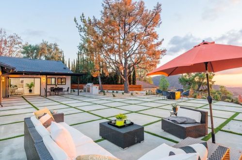 3811 Karen Lynn Dr, Glendale CA  91206-1219 exterior