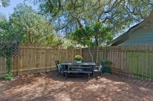 9626 Braeburn Gln, Austin TX 78729-2710 exterior