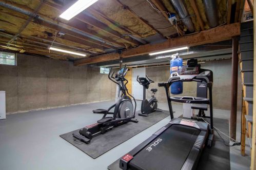 8 Cathedral Cir, Nashua NH 03063-2716 exterior