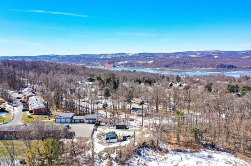 4 Alpine Dr, New Hamburg, NY 12590-5205
