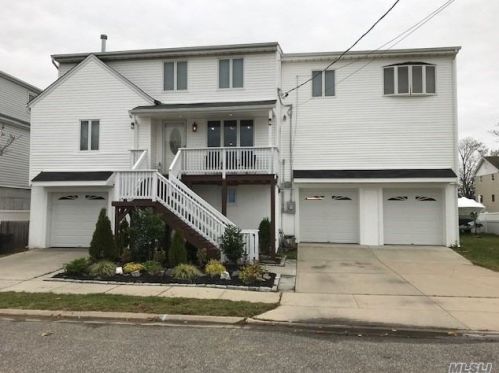 892 7th St, North Lindenhurst, NY 11757-5515