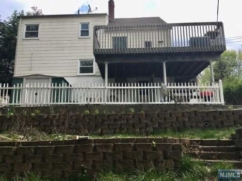 121 Bergen Blvd, Palisades Park NJ  07650-1949 exterior