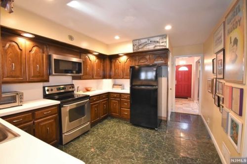 26 Elmwood Ter, Elmwood Park NJ  07407-1729 exterior