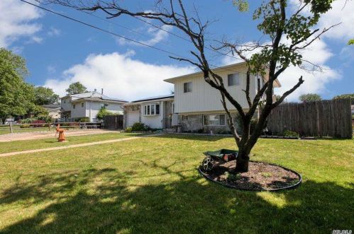 367 23rd St, Deer Park, NY 11729-6330