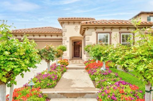 7527 Villanueva Dr, Orange, CA 92867-6426
