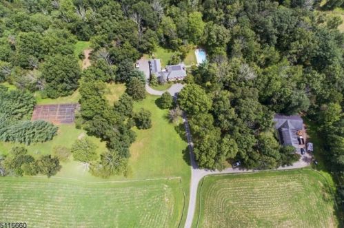 400 Larger Cross Rd, Bedminster NJ  07921-2724 exterior