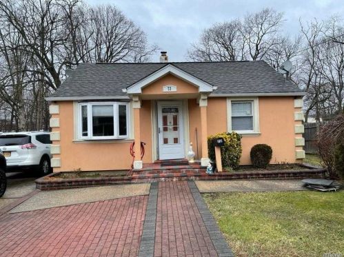 72 Halley Ln, Central Islip, NY 11722-2212