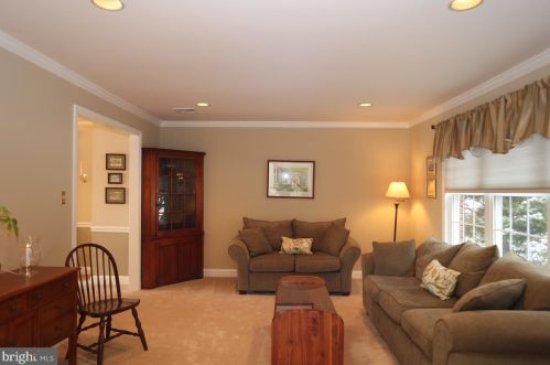 926 Tricorn Dr, Lansdale, PA 19446-5542