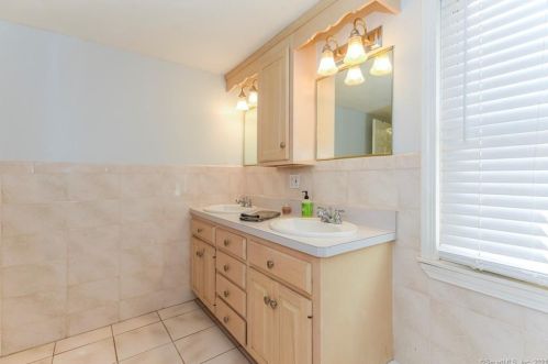 415 Ridge Rd, Middletown CT  06457-5230 exterior