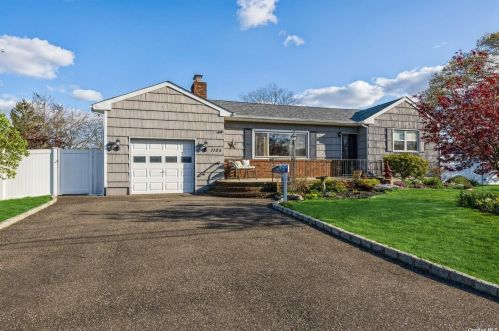 1105 3rd St, Babylon, NY 11704-4760