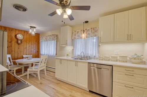 32 Maple View Dr, Waterbury CT  06716-1643 exterior