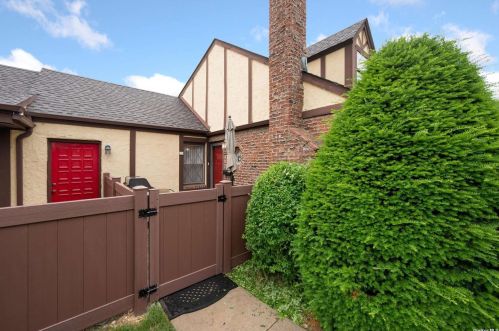 38 Greenmeadow Ct, Deer Park, NY 11729-5620