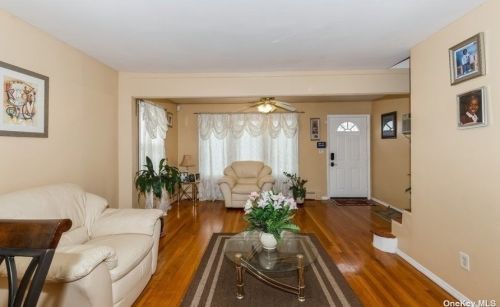 290 Lafayette St, Copiague, NY 11726-3325