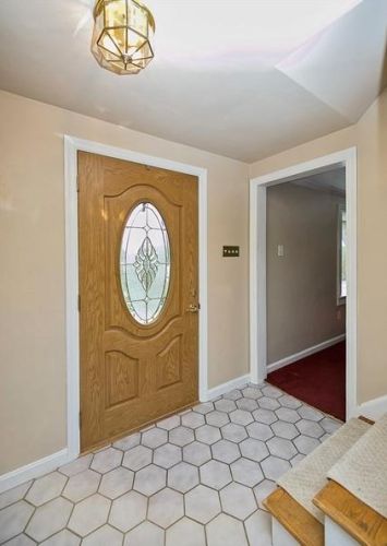 1851 Patricia Dr, Library, PA 15129-9108