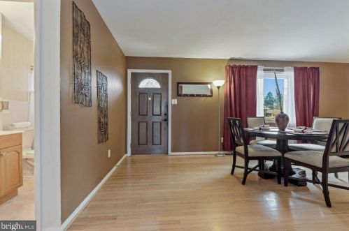 7604 Hamlet St, Springfield, VA 22151-2811