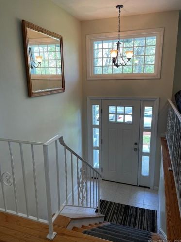 12 Bridge View Dr, Danbury, CT 06812-4009