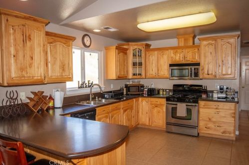 2175 Silver Ln, Orange Cove, CA 93675-9746