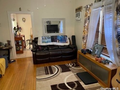 26 Fremont St, North Lindenhurst, NY 11757-3866