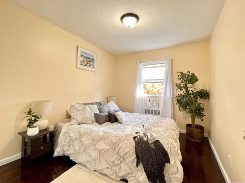 11 Ida Ln, Babylon NY  11703-1419 exterior