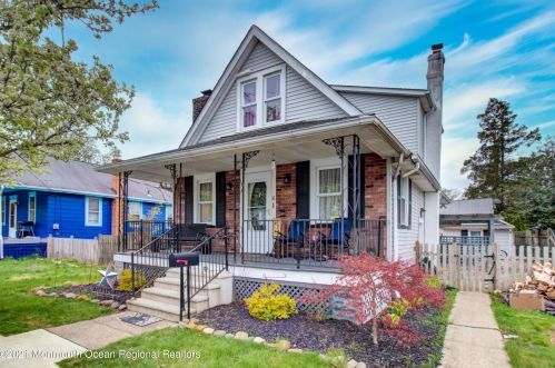 218 3rd St, Florence, NJ 08518-2004