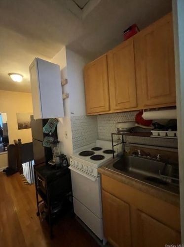 668 236 St, Bronx NY  10466-1718 exterior