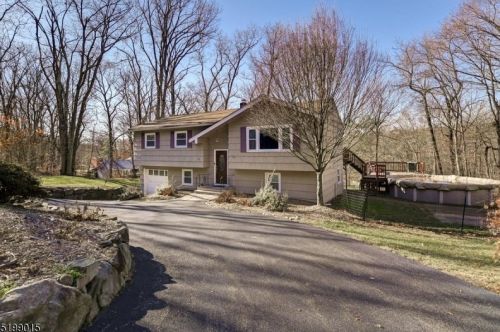 52 Fountain Dr, Skyline Lakes, NJ 07456-2411
