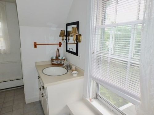 12 Cottle Ln, Marthas Vineyard MA 02568-6944 exterior