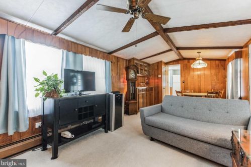 6 Bluejay Dr, West Deptford, NJ 08051-1327