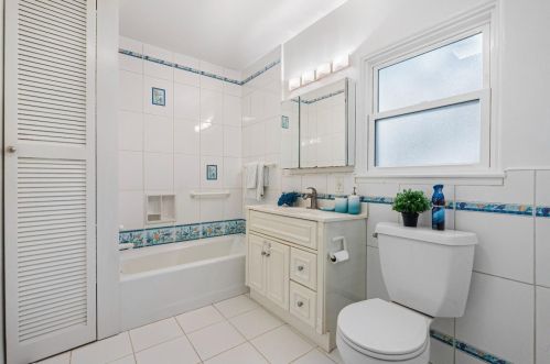 1139 King St, Redwood City CA  94061-2260 exterior