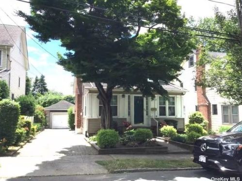 4628 Arcadia Ln, Great Neck, NY 11020-1261