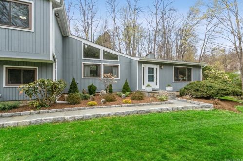 22 Whitlaw Close, Chappaqua, NY 10514-1008
