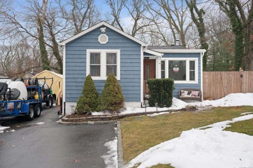 53 Long Beach Dr, Scotts Beach, NY 11789-1833