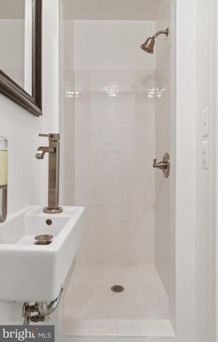 2485 Wheat Meadow Cir, Herndon VA  20171-3055 exterior