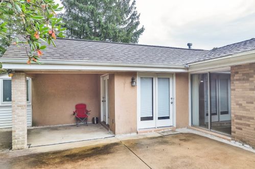 2418 Foxfield Dr, Glenshaw, PA 15116-2504