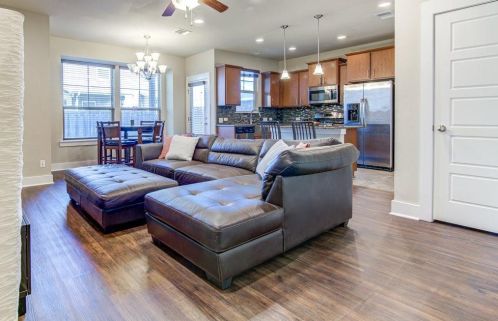 7508 Easy Wind Dr, Austin TX  78757-7842 exterior