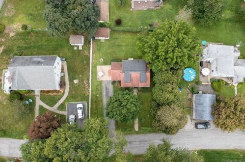 106 Oak Cir, Mahopac NY  10541-4146 exterior