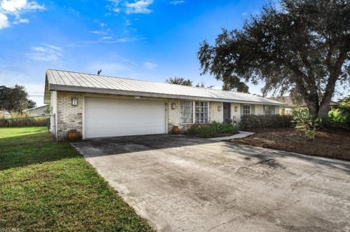 846 103rd Ave, Naples, FL 34108-3223
