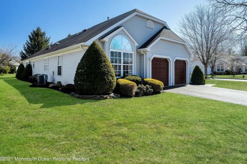 1 Pine Hollow Ln, Lakewood, NJ 08701-5714