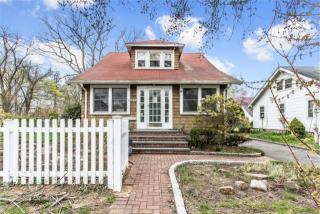 533 Washington Ave, North Lindenhurst, NY 11757-5345