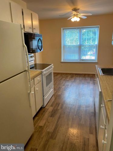 8325 Stationhouse Ct, Lorton VA  22079-1207 exterior