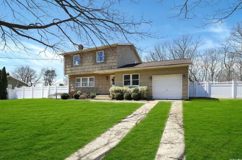 12 Gina Ave, Holbrook, NY 11741-4708