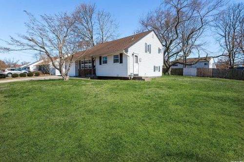 1 Amherst St, Bayshore, NY 11706-4201