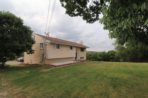 213 Peekaboo Ln, Jeannette, PA 15644-3069