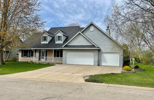 616 Sweetbriar Ln, Watertown, WI 53098-1200