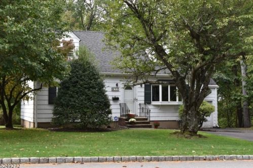 55 Houston Rd, West Paterson, NJ 07424-2405