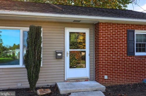 1898 Manor Ridge Dr, Lancaster PA  17603-4447 exterior