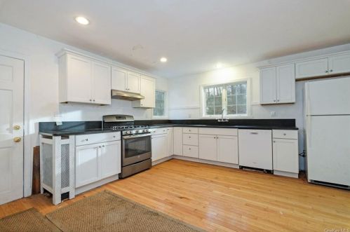 55 Meadowbrook Rd, White Plains NY  10605-2203 exterior